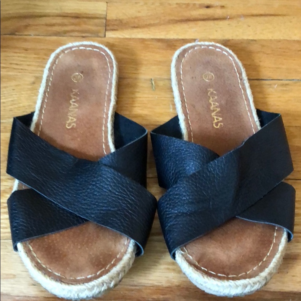 Kaanas slides black leather and raffia